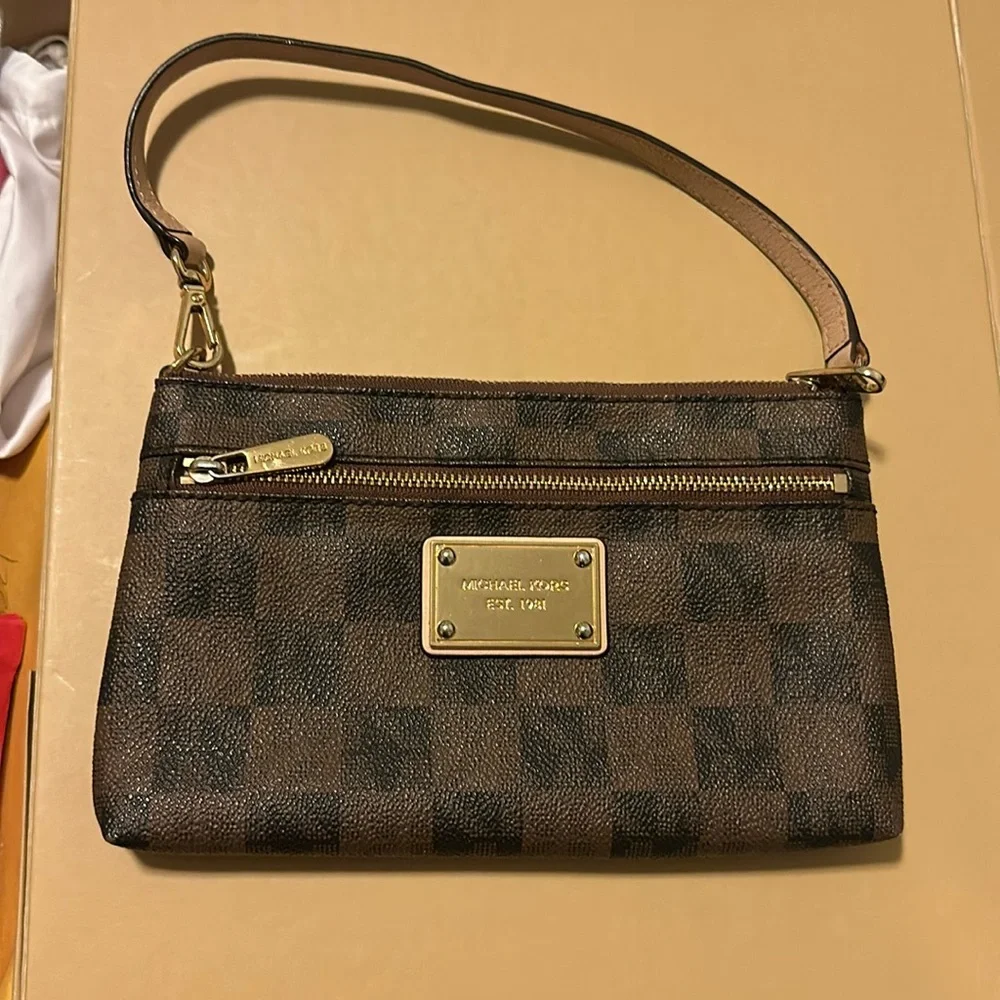 Michael Kors wristlet - Picture 1 of 4